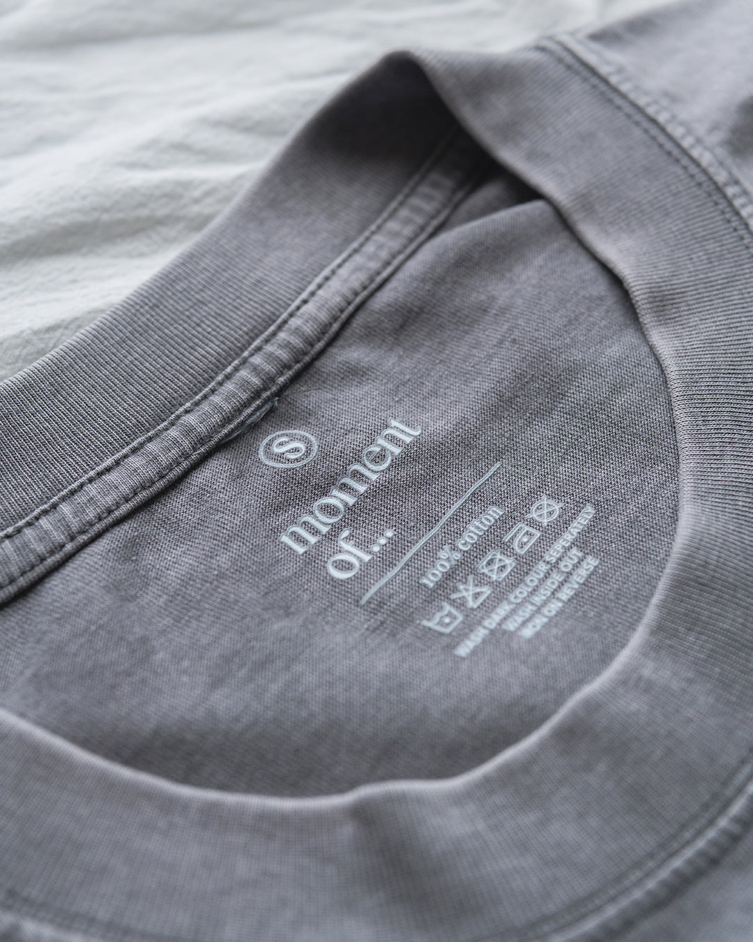 "Go with the Flow" 洗水T shirt【水泥灰】