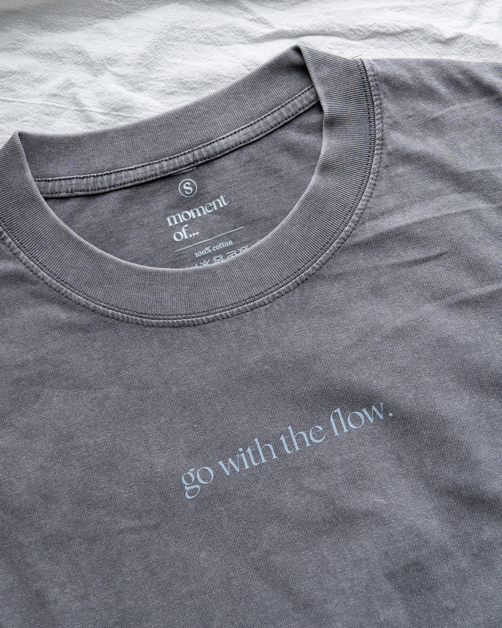 "Go with the Flow" 洗水T shirt【水泥灰】