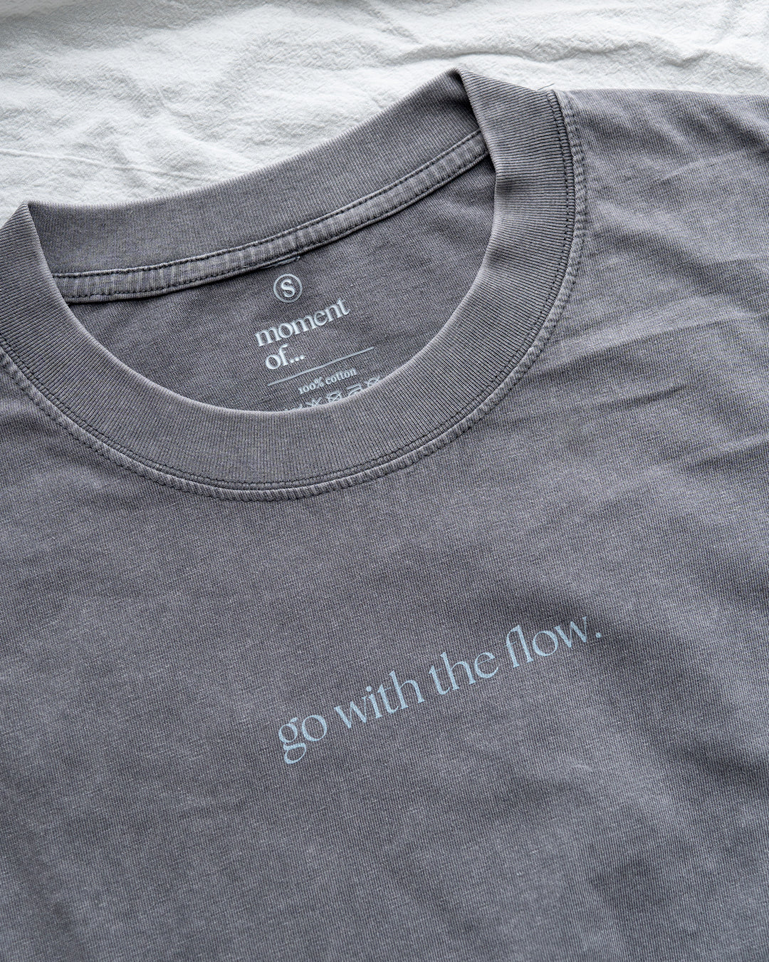 "Go with the Flow" 洗水T shirt【水泥灰】